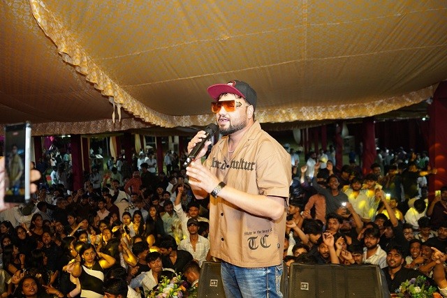 Live Performance by KD.